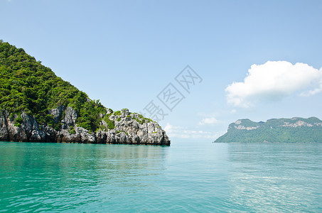 加勒比岛海洋中明亮的绿岛背景