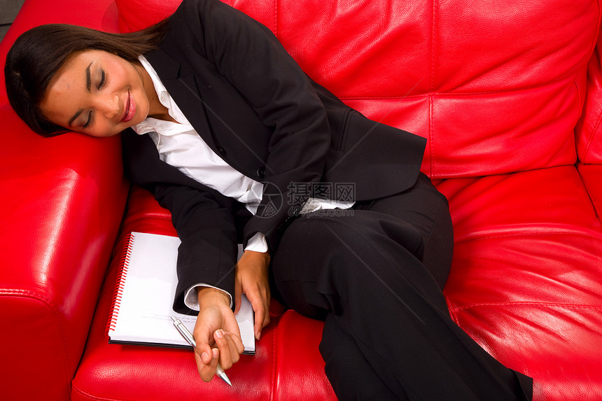 女商务人士睡在沙发上商务家具经理工作睡眠女士人士红色套装笔记图片