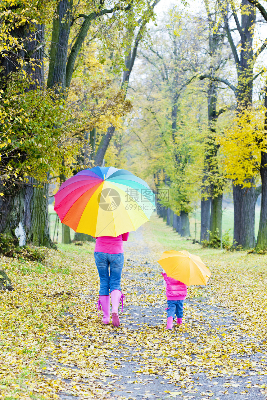 在秋巷带雨伞的母女和女儿图片