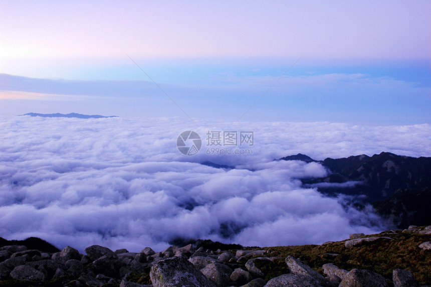 云层天气戏剧性蓝色日出天空日落阴影晴天白色场景图片