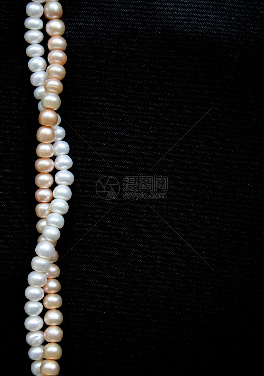 黑丝底的白珍珠和粉红珍珠珠子象牙细绳宝石丝绸展示手镯宝藏项链礼物图片
