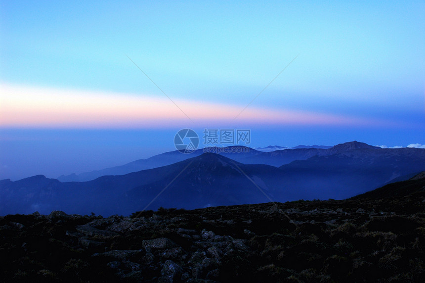 山顶的风景景观阴影阳光日出粉色蓝色日落晴天白色天气天堂图片