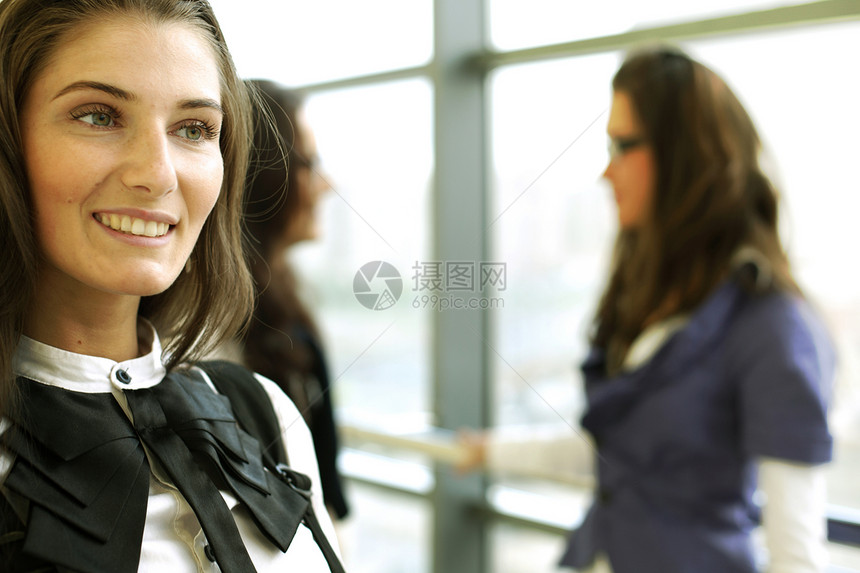 微笑学生眼镜商业女孩幸福女性商务大学生工作会议朋友们图片