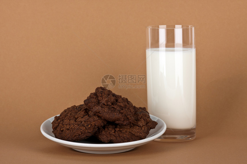 巧克力饼干 加牛奶杯食物玻璃奶油液体饮食甜点蛋糕小吃可可早餐图片