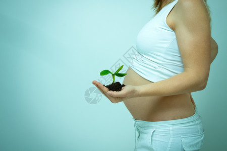 年老的孕妇盼望着她的宝宝女性母亲肚子白色身体女士分娩怀孕母性生活背景图片