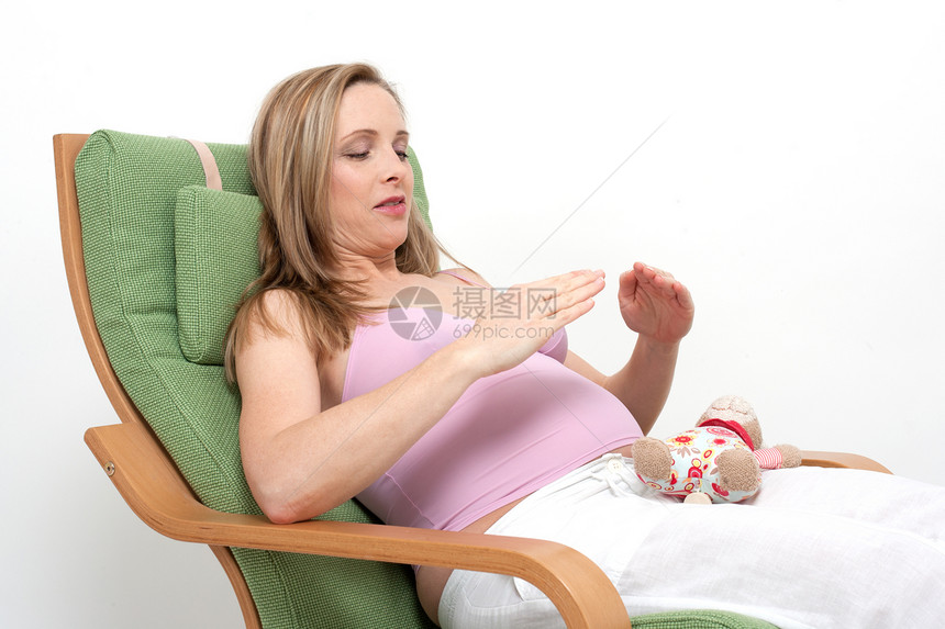 年老的孕妇盼望着她的宝宝肚子妈妈分娩母亲女性产妇父母身体怀孕婴儿图片