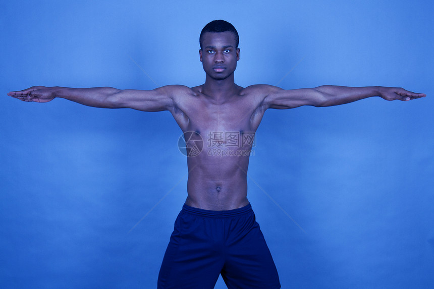 有黑皮肤的年轻男子 并没有保持体贴重量健身房腹肌黑色健美训练身体男人运动员姿势图片