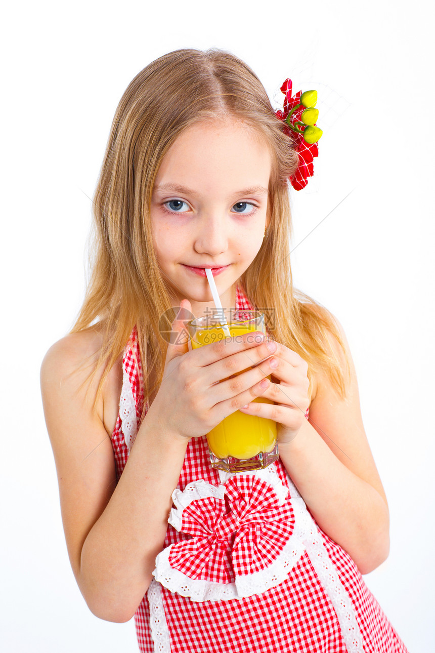 小女孩喝橘子汁的肖像稻草茶点幸福营养童年快乐果汁孩子食物玻璃图片