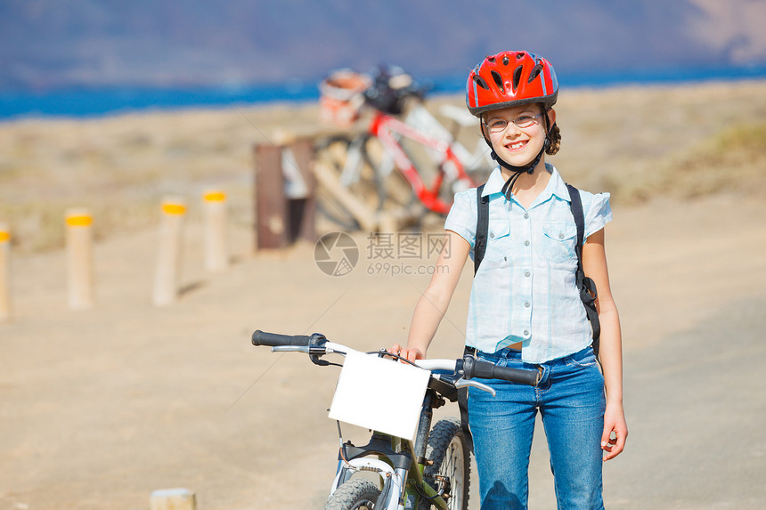 骑自行车的女孩骑术运动女士蓝色娱乐闲暇背包乐趣幸福美丽图片
