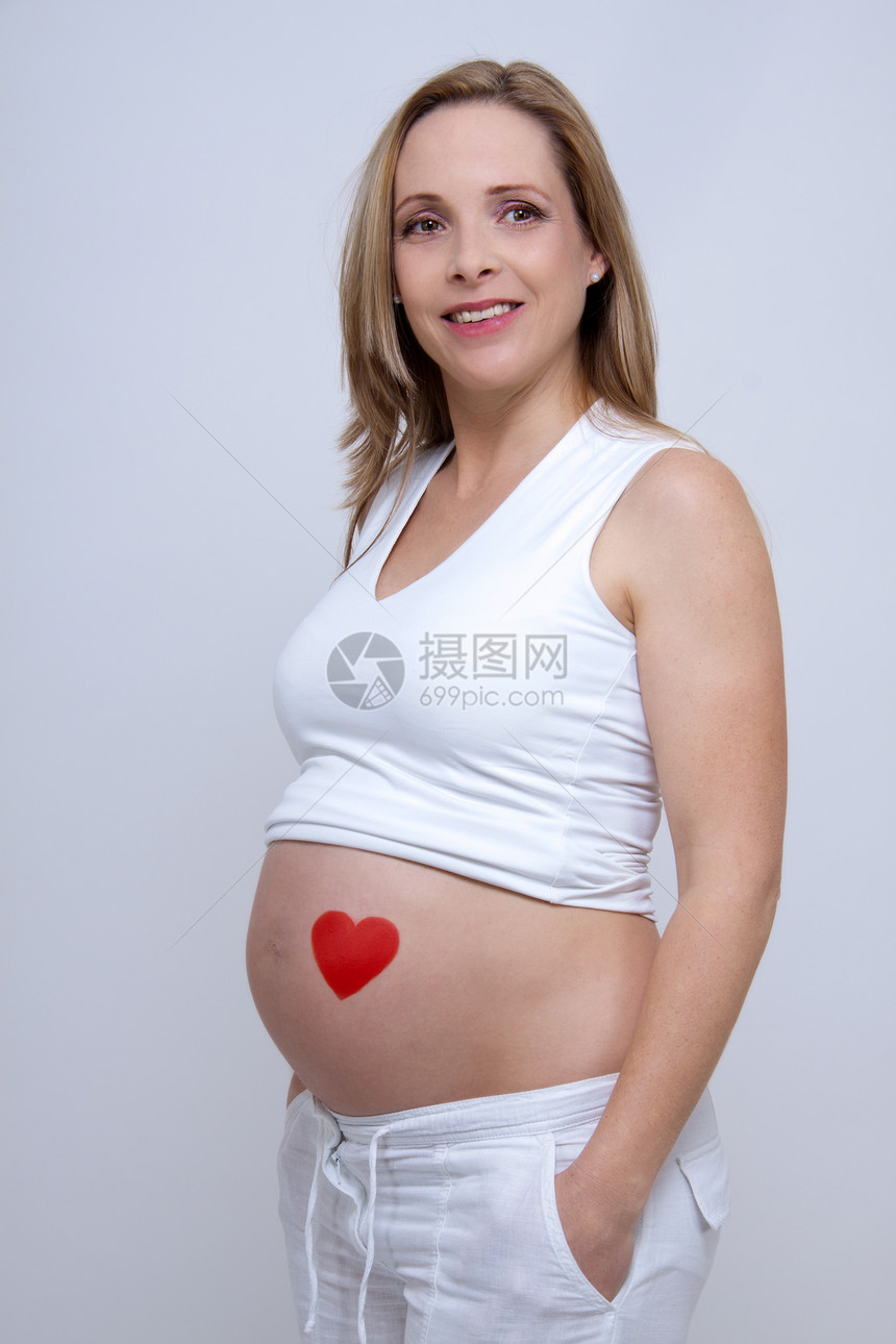 年老的孕妇盼望着她的宝宝怀孕分娩母性女士成人肚子婴儿女性妈妈父母图片