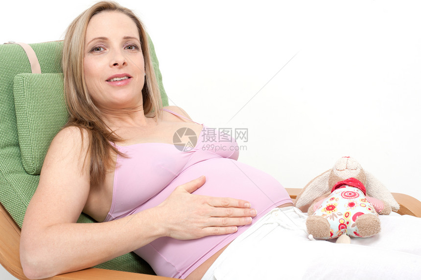 年老的孕妇盼望着她的宝宝母性父母妈妈成人分娩肚子女性母亲白色婴儿图片