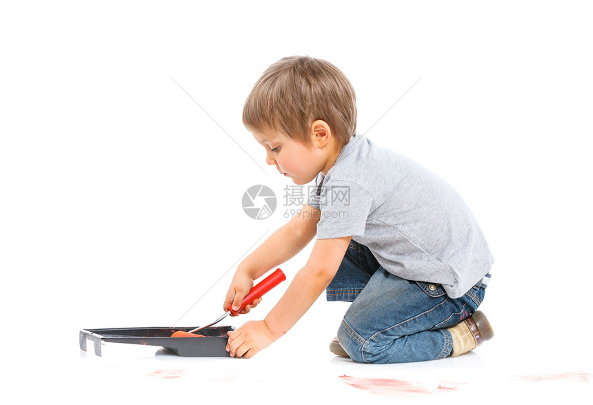 快乐的年轻男孩画白儿子刷子画家彩虹装饰工具孩子工作室维修童年图片