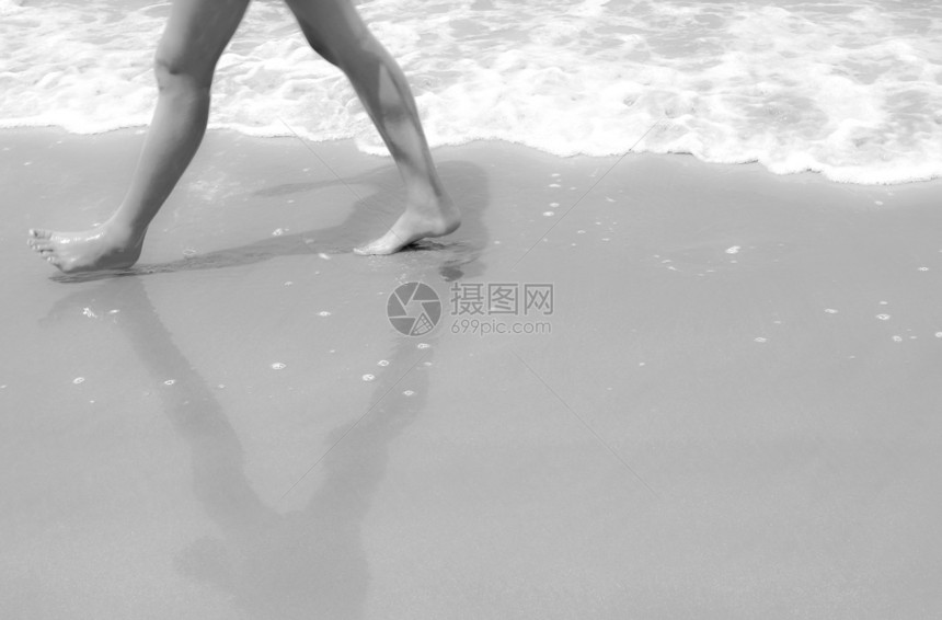 脚在沙滩上行走 黑白风格图片