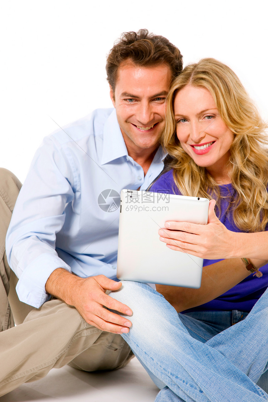 使用数字平板上网技术成年人触摸屏妻子丈夫工具女士互联网伙伴图片