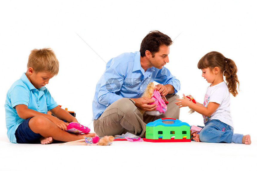 与子女一起玩耍的父亲休闲装儿子丈夫男人孩子玩具母亲兄弟妻子姐姐图片