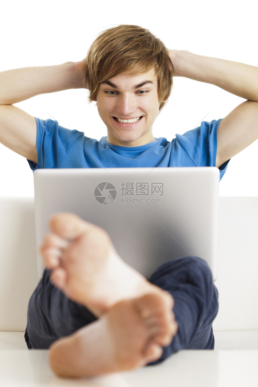 带笔记本电脑的快乐男人学生男性成人青少年男生成功蓝色互联网长椅放松图片