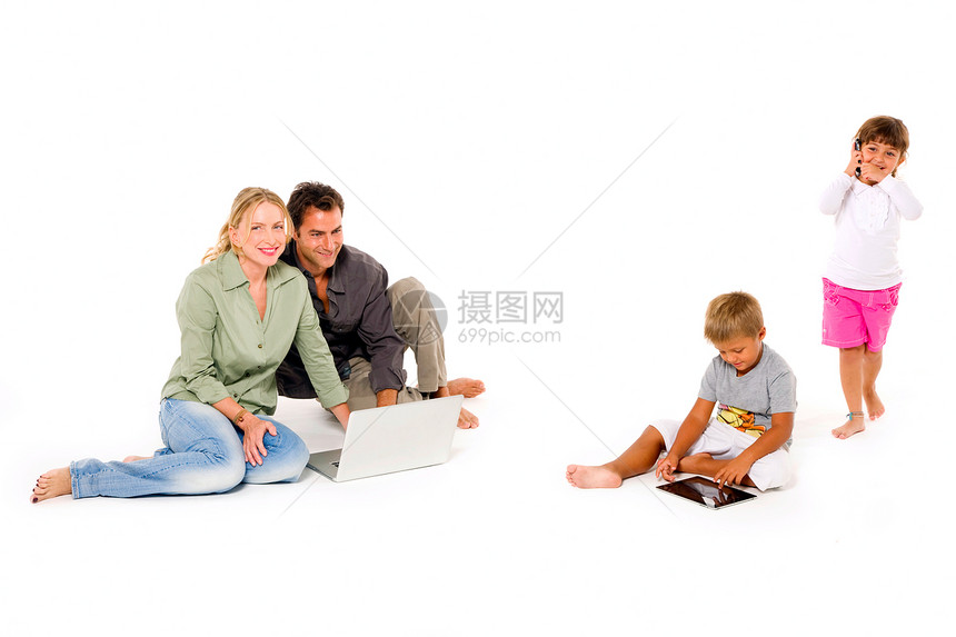 使用数字平板电脑的家庭上网触摸屏通讯四个人成年人工具男人母亲父亲女孩图片