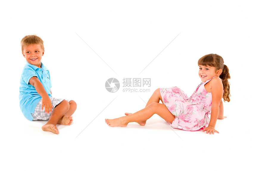 男孩女孩笑着伙伴两个人女孩男生休闲装朋友们兄弟孩子们赤脚父母图片