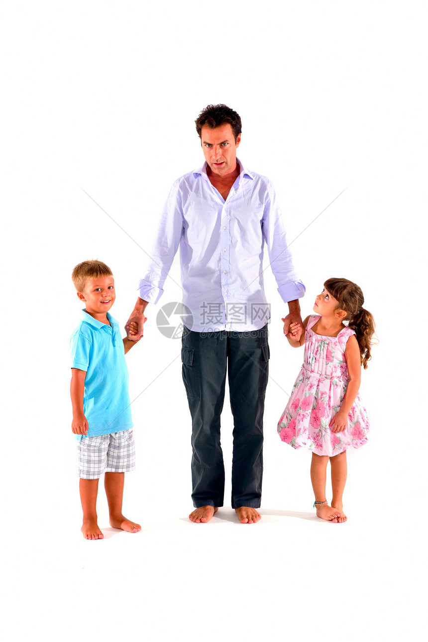 有两个孩子的父亲女儿家庭兄弟男人休闲装儿子孩子们女孩赤脚男生图片