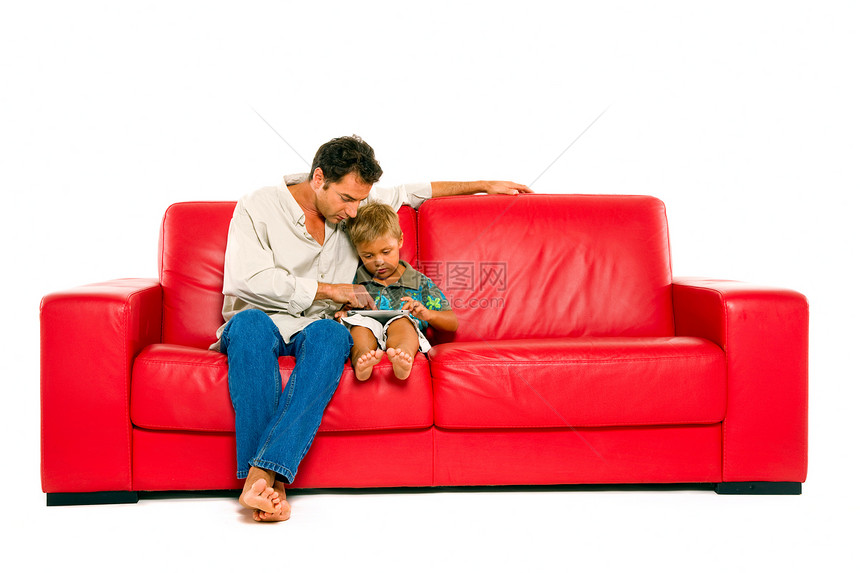 父亲和儿子红色通讯无线孩子两个人小册子成人沙发家庭数字图片