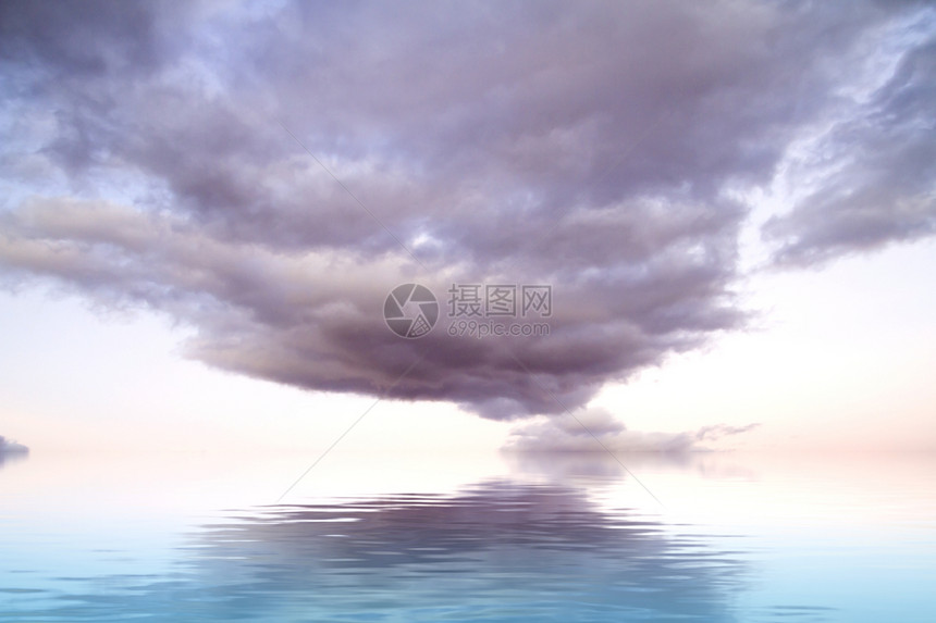 带水反射的戏剧性暴风云图片