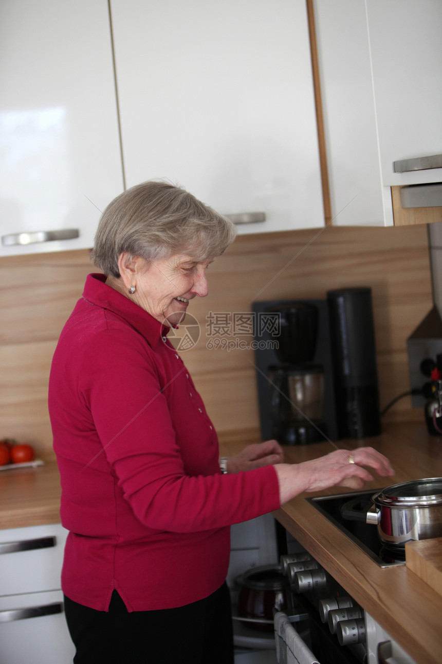 老年妇女烹饪图片