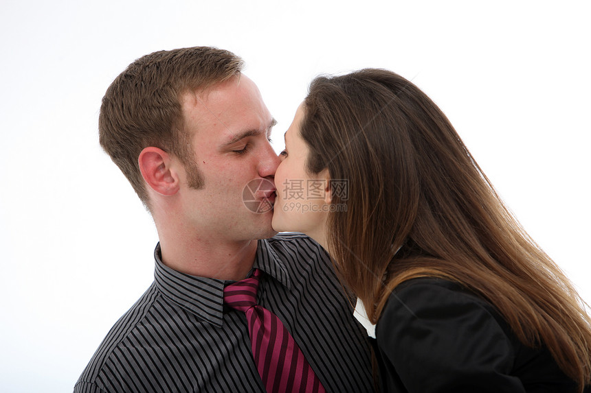享受自吻的情侣图片
