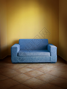 蓝色沙发黄色墙背景图片