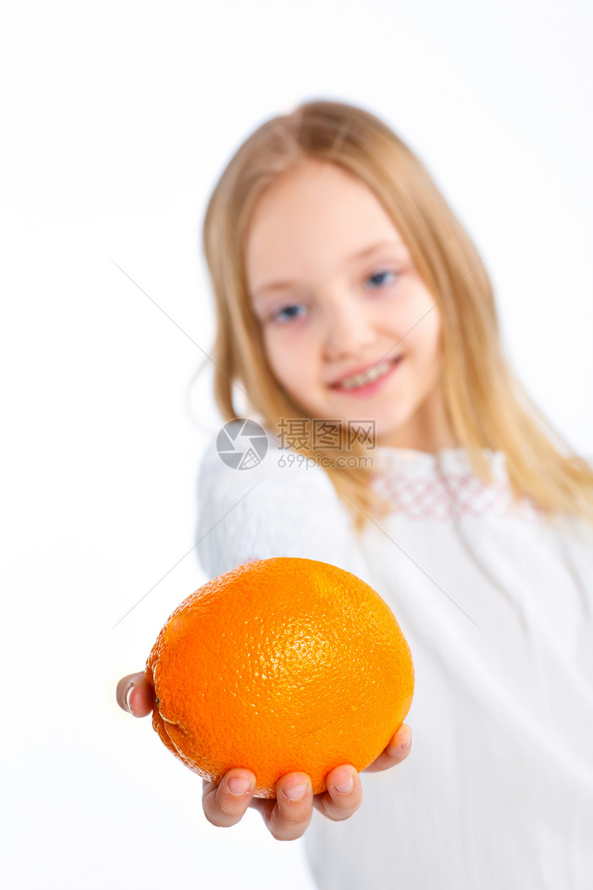 橙色可爱女孩的肖像童年眼睛花蜜果汁茶点孩子头发幸福食物女士图片