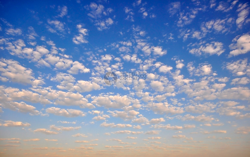 带云的蓝天空天空太阳天气蓝色漂浮旅行图片
