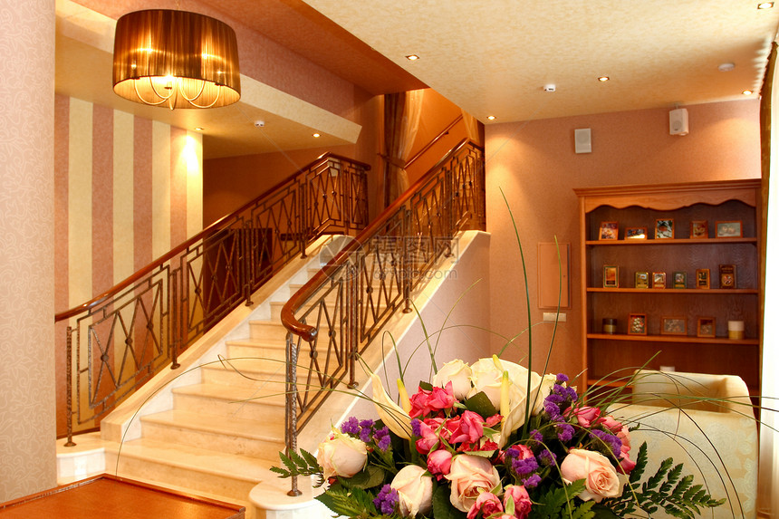 豪华的大厅沙发走廊地面天花板脚步梯子财富酒店建筑窗户图片