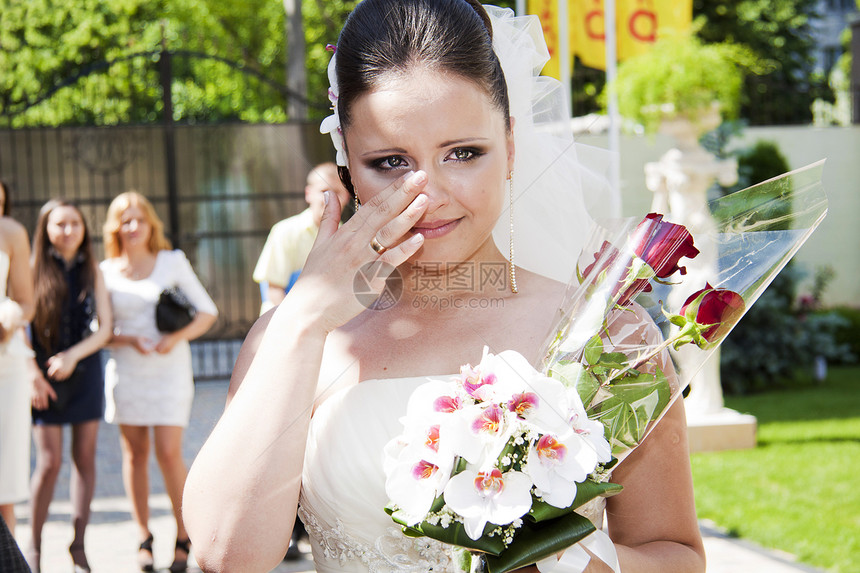 带着鲜花花束子新娘的情感新娘图片
