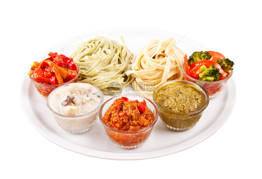 两意大利面条和五种不同的调味品叶子草本植物厨房蔬菜餐厅美味午餐营养食物面条图片