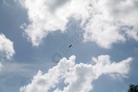 云太阳猎物飞行戏剧性背景图片