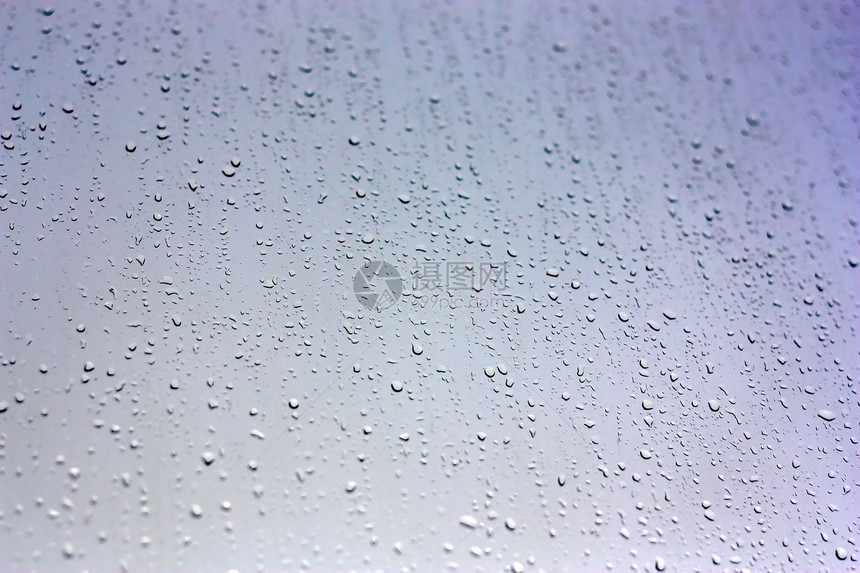 倾斜窗口玻璃上的雨滴窗户水滴液体气泡团体反射天气灰色图片