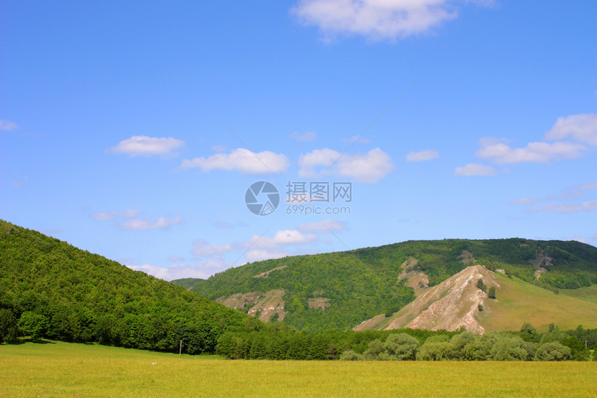 山丘的夏月风景阳光牧场蓝色针叶土地天空叶子山脉草地太阳图片