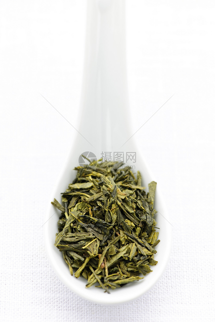 汤匙中的干绿茶叶图片