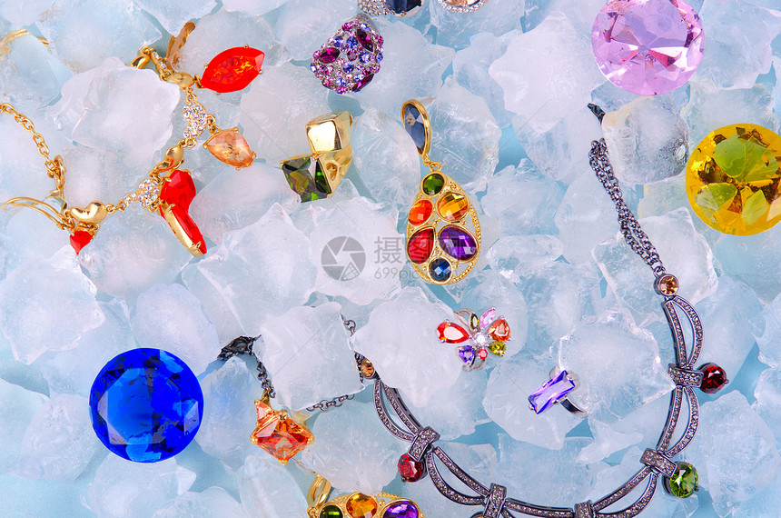 冰上的珠宝团体金属礼物手工财富产品耳环宏观玻璃宝藏图片