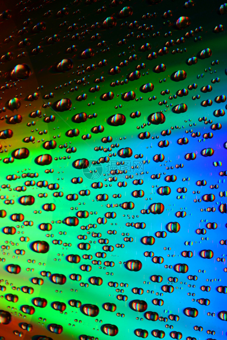 多彩水滴雨水气泡飞沫宏观彩虹反射淋浴紫色液体雨滴图片