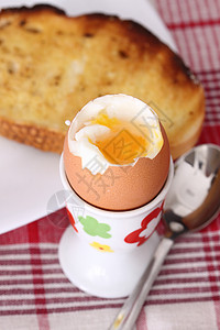 软煮蛋勺子营养美食蛋壳食物棕色杯子早餐桌子饮食高清图片