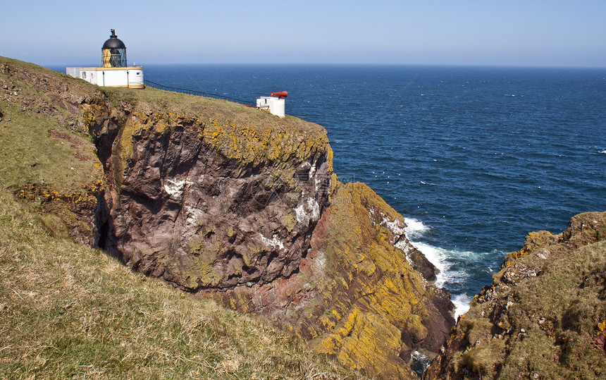 高悬崖顶上的白灯塔 苏格兰图片