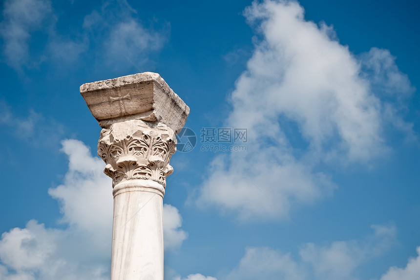 列蓝色镂空柱子雕刻天空石头图片