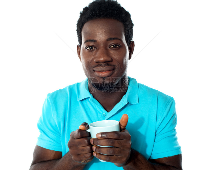 持有咖啡杯的非洲男子图片