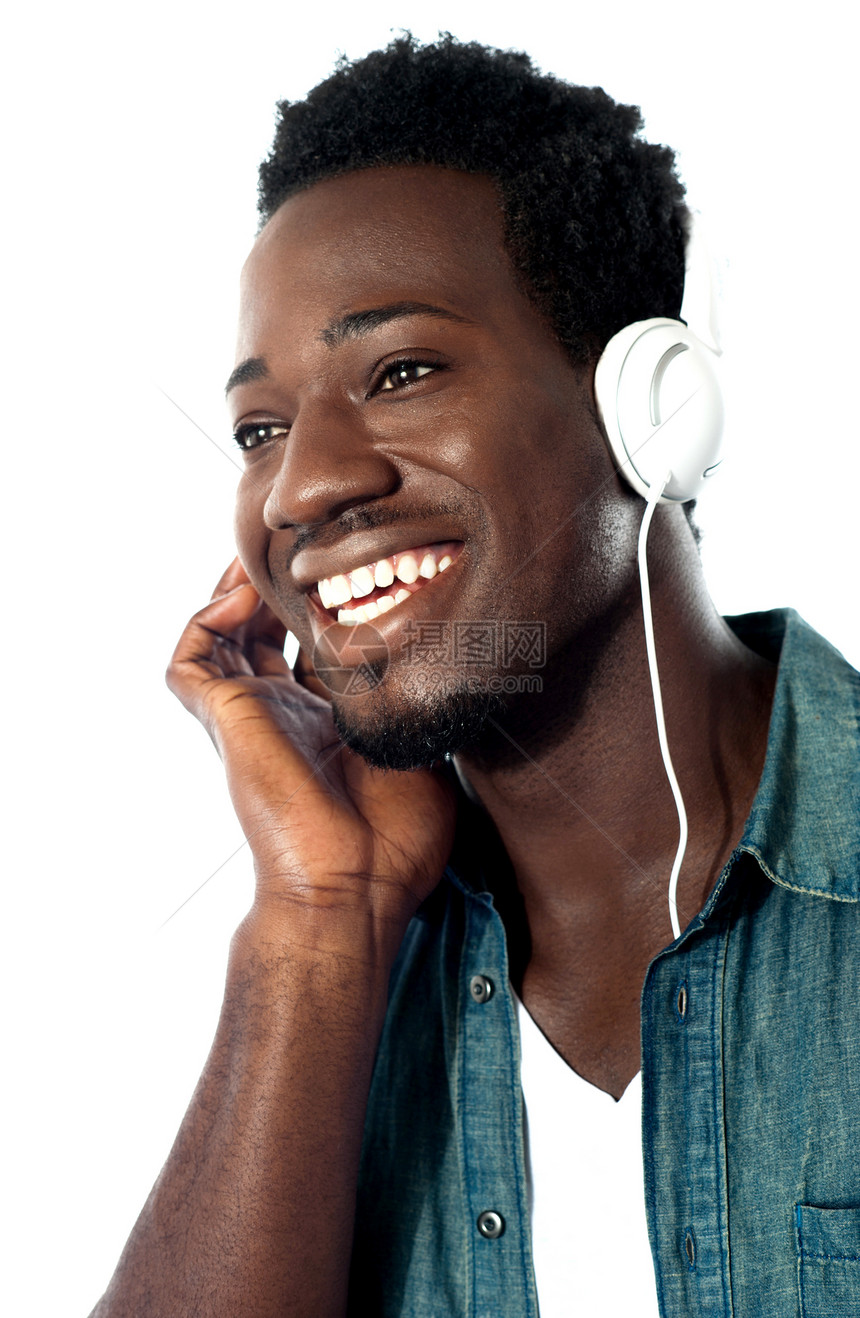 带耳机的年轻人歌曲调谐男生青年音乐微笑男人男性岩石享受图片