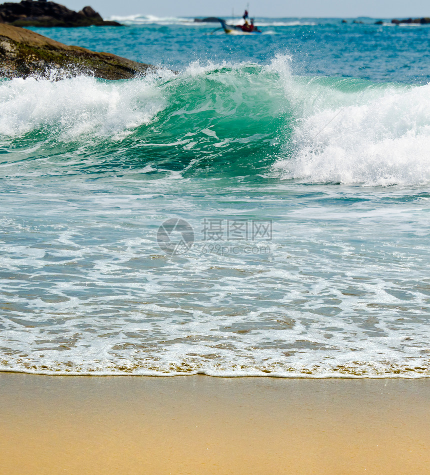 海浪在阳光明媚的一天波纹冲浪海岸线休息皮屑支撑地平线危险蓝色飓风图片