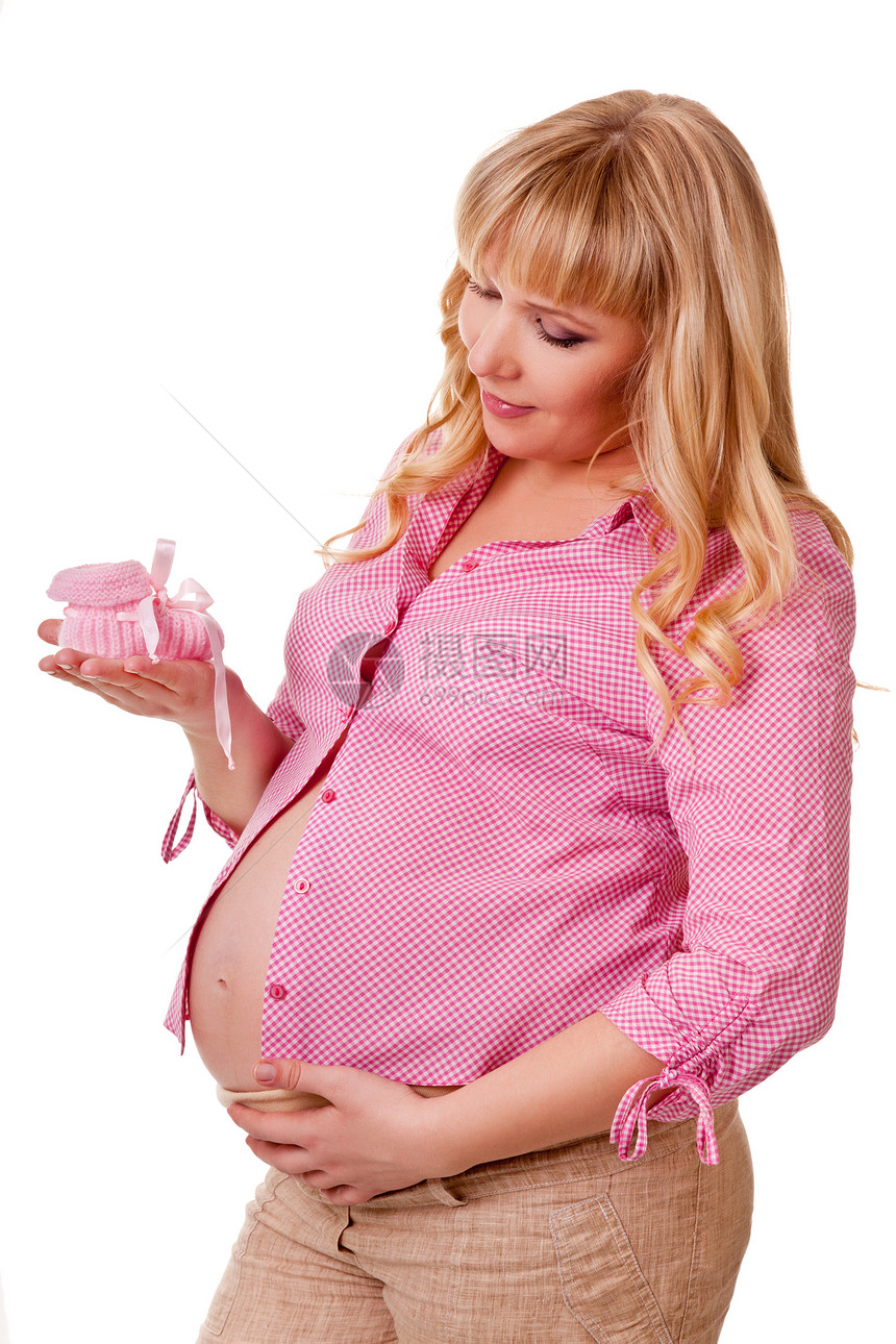 考虑为新生儿编织袜子的怀孕妇女图片