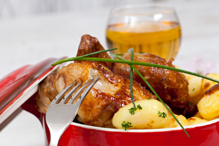 鸡肉和土豆棕色陶瓷美食饮食家禽盘子草本植物烹饪烘焙迷迭香图片