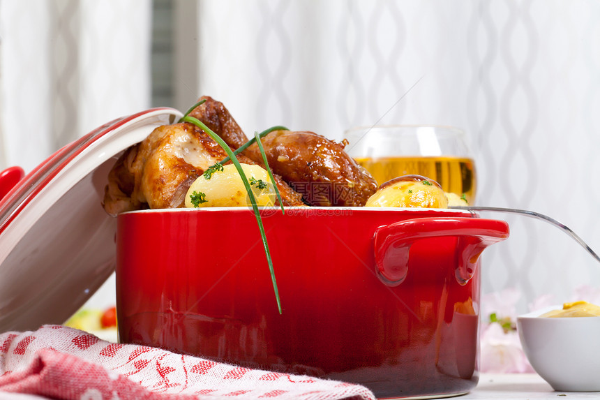 鸡肉和土豆陶瓷迷迭香家禽烘焙盘子午餐饮食烹饪草本植物釉面图片