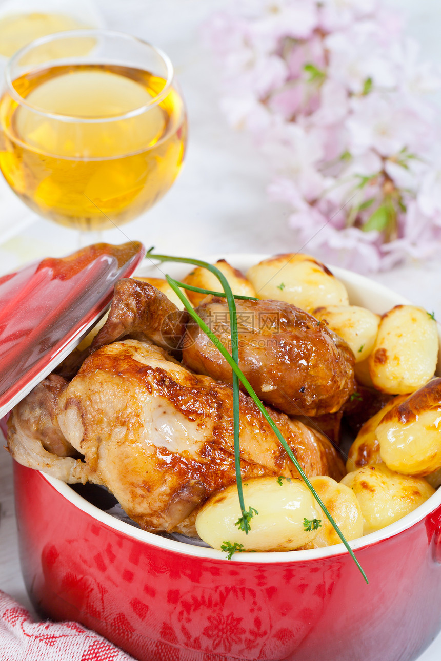 鸡肉和土豆烹饪棕色盘子午餐家禽制品烘焙饮食釉面迷迭香图片