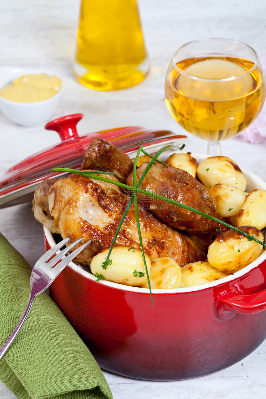 鸡肉和土豆迷迭香家禽制品烘焙美食陶瓷釉面草本植物棕色午餐图片